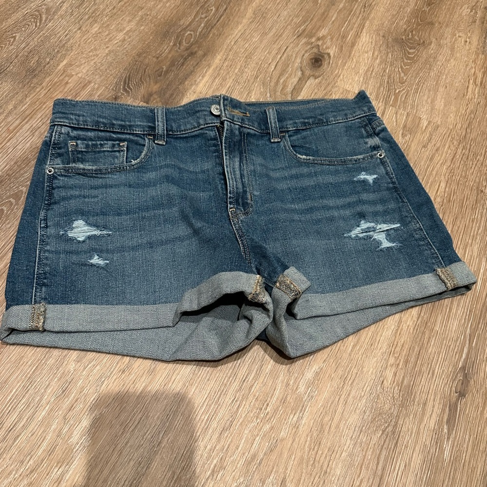 Old Navy boyfriend mid rise short. Size 8